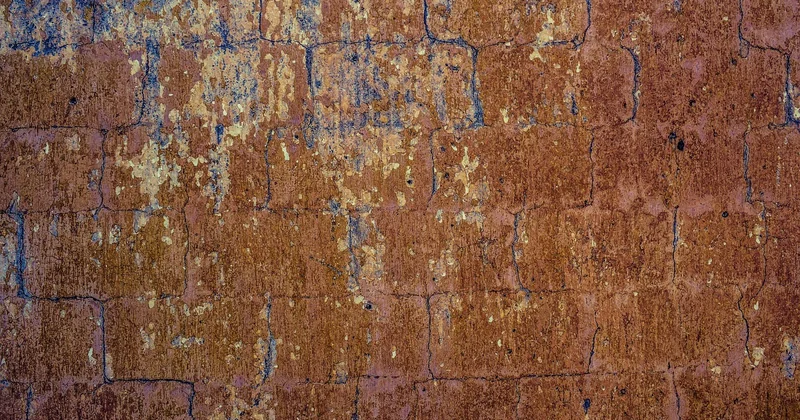 Reboucher un grand trou dans un mur extérieur : les erreurs qui fissurent tout