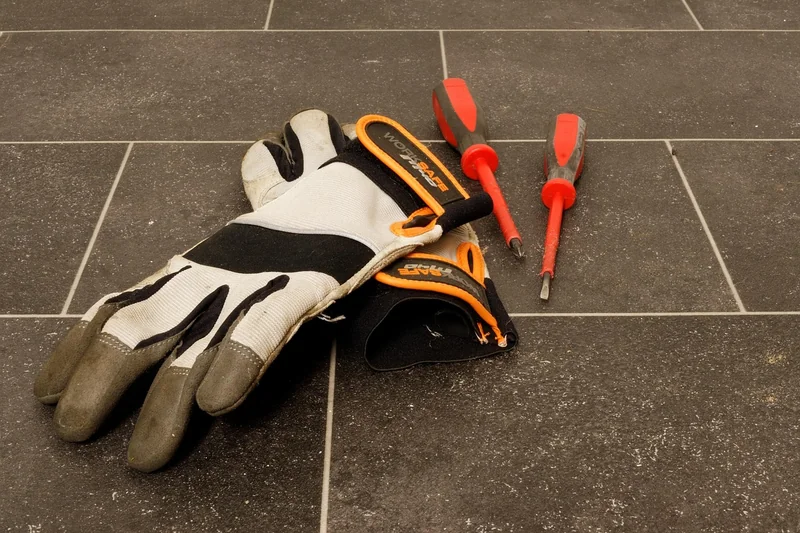 La base absolue : tenue et protection des mains
