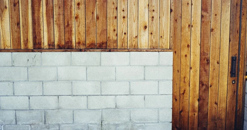 Préparer un trou dans un parpaing avant rebouchage : le geste que tout le monde saute